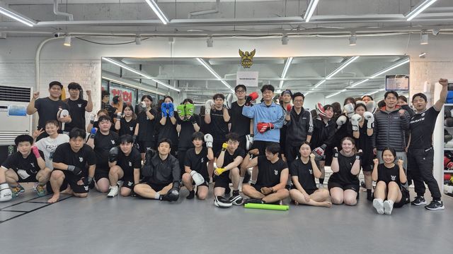 더챔프 회원들과 코치진 단체 사진