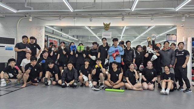 글러브를 든 수업 단체 사진