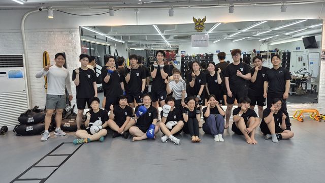 밝게 웃는 수업 단체 사진